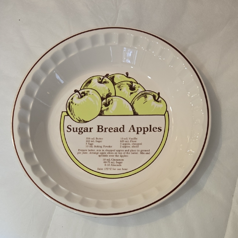 Charming Ceramic Pie Dish with Apple Design 10.5 Inch Vintage